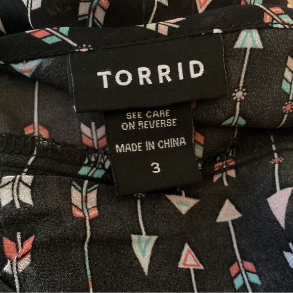 Torrid Women’s Black Sheer Arrow Print Tulip Cut Back Blouse Size 3X NWOT - Picture 2 of 8